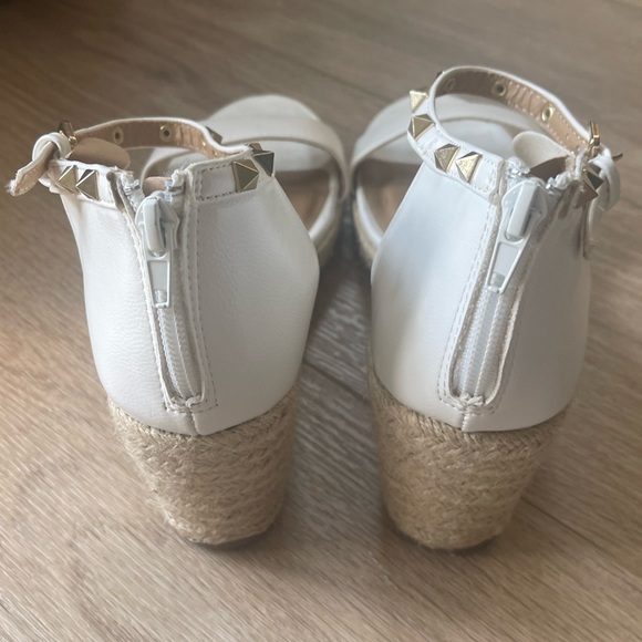 Esprit Romy Espadrille Sandals Wedges, white with gold grommets Size 9 - Picture 3 of 4